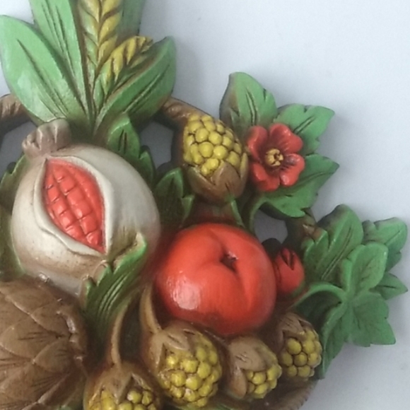 Burwood 1969 faux wicker Basket w/ fruit, flowers wall plaques - Picture 9 of 16